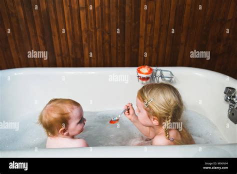 Hermanos Bañándose Juntos Fotos E Imágenes De Stock Alamy