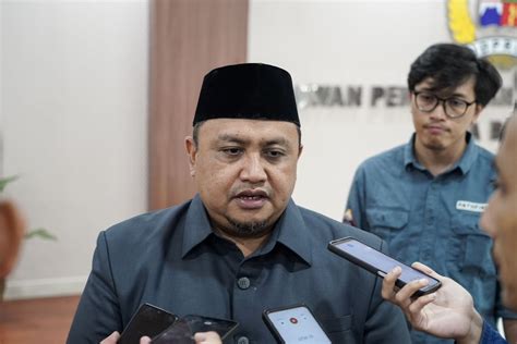 Dpp Pks Beri Sk Ke Pasangan Atang Annida Maju Pada Pilkada Kota Bogor