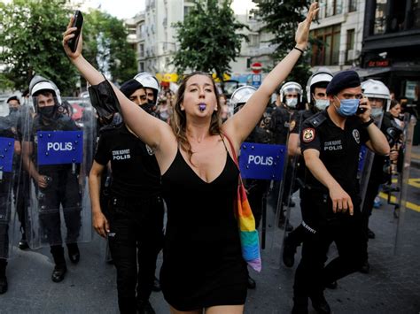 Pride Parade in Istanbul Polizei setzt Tränengas gegen LGBT