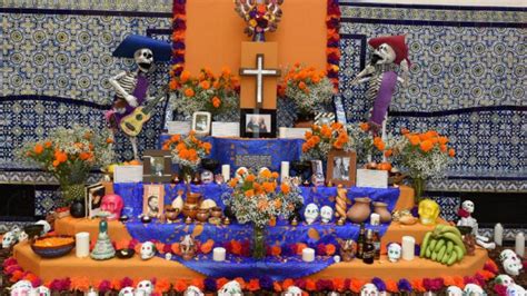 Hay ofrendas de 3 niveles ( cielo, tierra y purgatorio) y hasta de 7 niveles (los 7 pasos por los que pasa el alma para llegar. Día de Muertos: ¿qué elementos lleva el altar de 7 niveles ...