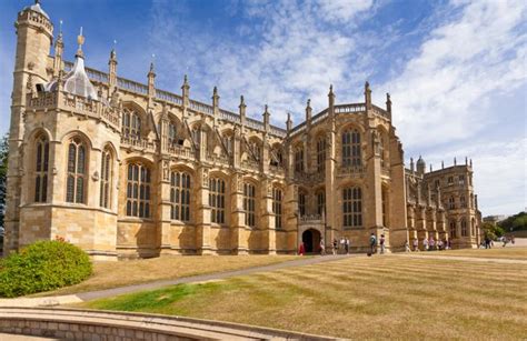 El castillo de windsor es un castillo medieval y residencia real localizado en windsor, en el condado inglés de berkshire, lugar con una larga vinculación con la familia real y su arquitectura. Este es el castillo de Windsor, el escenario de boda de ...