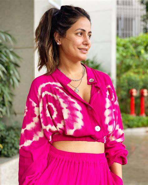 Hina Khan Shares Stylish Photos In Pink Outfit See Pics सोबर लुक में