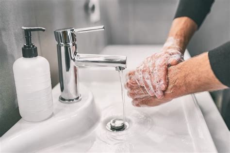Salah satu cara pencegahan penyakit yang disebabkan infeksi kuman adalah dengan rutin cuci tangan dengan sabun cuci tangan yang baik. Bagaimana Cuci Tangan yang Benar?