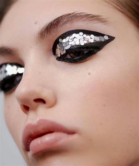 Pin By Pernille Pedersen On Editorial Editorial Makeup Graphic Eyes
