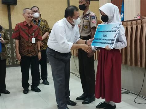 Ribuan Siswa Kurang Mampu Terima Bantuan Beasiswa Pemerintah Provinsi Jawa Tengah