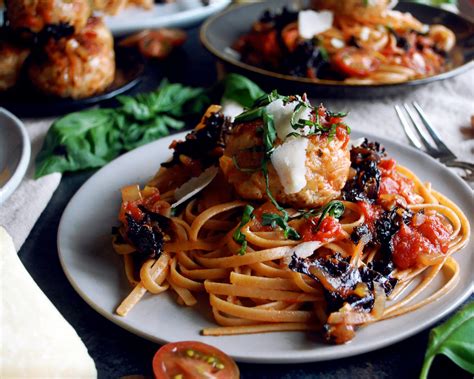 Have i shared with you that i don't really like meat and poultry all that much? Turkey Meatballs with Chunky Tomato Basil Sauce & Whole ...