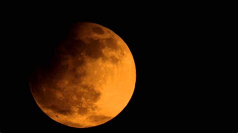 The result is a lunar eclipse, where we see the splendid sight of earth's shadow falling across the moon. Esta noche, eclipse de Luna