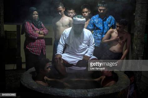 Indonesians Undergo Traditional Drug Rehabilitation Photos Et Images De Collection Getty Images