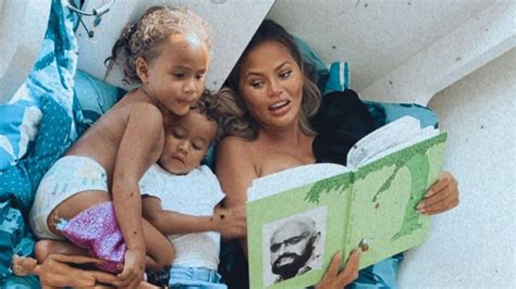 Just got home from breaking into a construction site. Chrissy Teigen zeigt ihr Babybäuchlein im Cut-out ...