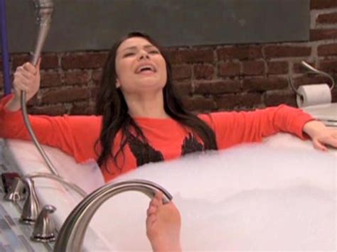 Icarly Carly Get S Her Toe Stuck In The Bath Faucet Miranda