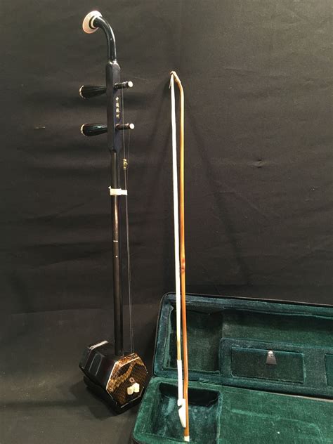chinese-erhu,-traditional-2-string-bowed-instrument,-with
