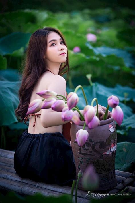 Beautiful Vietnamese Cute Girls And Lotus