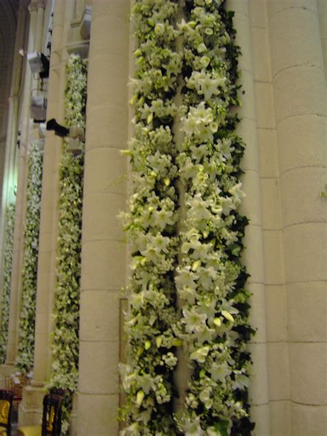 Decoración De Las Columnas De La Catedral De Madrid Con Flores De La