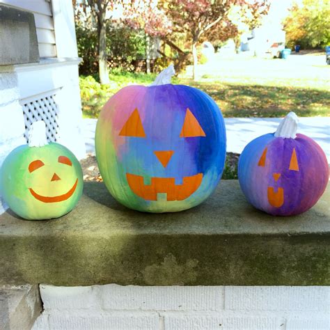 Tie dye jack-o-lantern painted pumpkins for Halloween. Pumpkins with faces. | Painted pumpkins ...