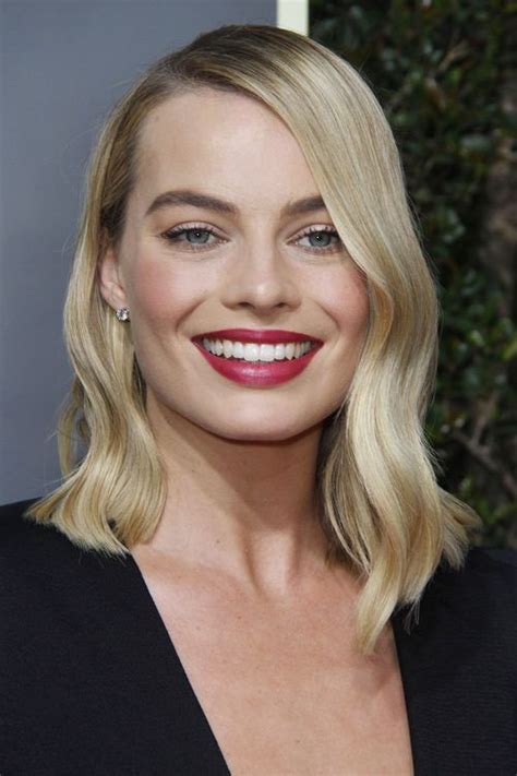 Margot Robbies Hairstyles And Hair Colors Steal Her Style Blonde With Dark Roots Platinum