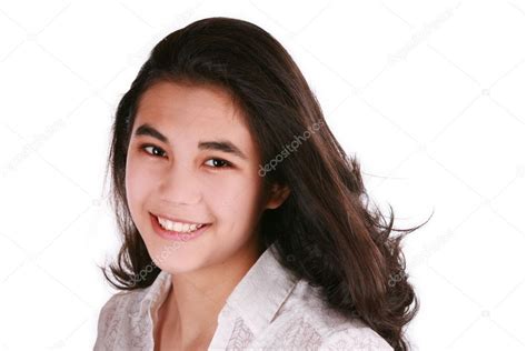 Hermosa Chica Adolescente Sonriendo Fotografía De Stock © Jarenwicklund 2661445 Depositphotos