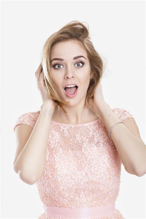 4 800 photos de jeune femme blonde sensuelle dans la robe rose photos de stock gratuites et
