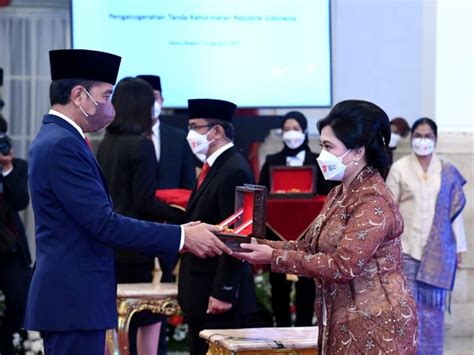 Foto Presiden Jokowi Anugerahkan Tanda Kehormatan Bagi Tokoh