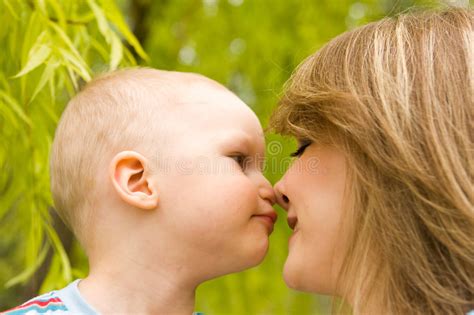 Madre E Hijo Foto De Archivo Imagen De Bebé Mujer Sonrisa 7383344