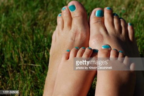 mother and daughter feet foto de stock getty images