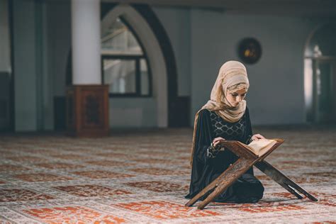 Muslim Woman Reading Quran Islamic Images Free Download Girl Reading Quran Photography Quran