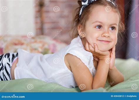 вокруг красивейшей девушки кровати ее лежать ювелирных изделий Стоковое Фото изображение