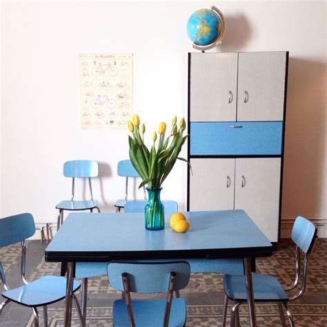 Se encuentran en perfecto estado. Conjunto mueble, mesa y sillas de formica azul. | Muebles ...