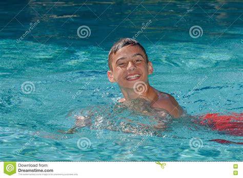 Jugendlich Jungentauchen Und Schwimmen Im Pool Stockfoto Bild Von Springen Mann 73909368