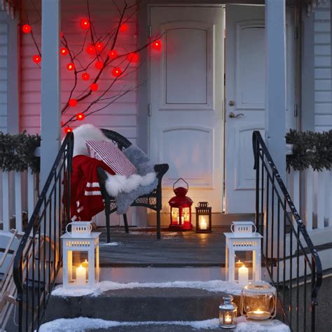 30 Creative Ways To Decor Your Door For Christmas Flawssy