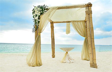 Beautiful Arrangement For A Beachwedding Wedding Arches Wedding Beach