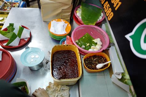 Nasi lemak is practically the symbol of malaysia; JE TunNel: SURI NASI LEMAK PANAS @ Jalan 222 Petaling Jaya ...