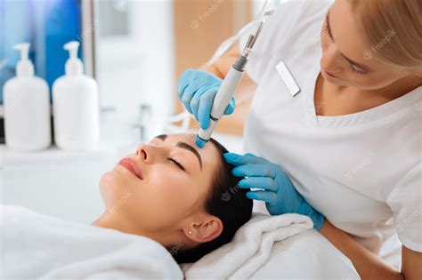 Premium Photo Professional Female Cosmetologist Doing Hydrafacial