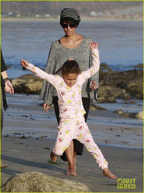 Photo Halle Berry Strolls The Beach With Nahla Friends Photo