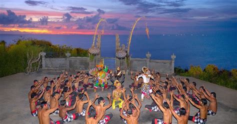 Tari Kecak Dari Bali Menggunakan Pola Lantai Tari Tradisional Di