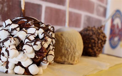 Treat Yourselves To These Gourmet Candy Apples At Universal Orlando