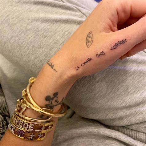 Bow on her neck luce on her side ode alle vita on her elbow foo fighters lyrics on her upper arm triangle on her wrist map on her wrist muse on. Il nuovo tattoo della Ferragni: "La Chiara che vorrei ...