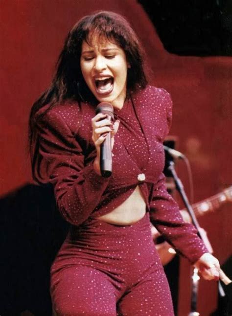 Selena Quintanilla Giving Live Music Performance Selena Quintanilla
