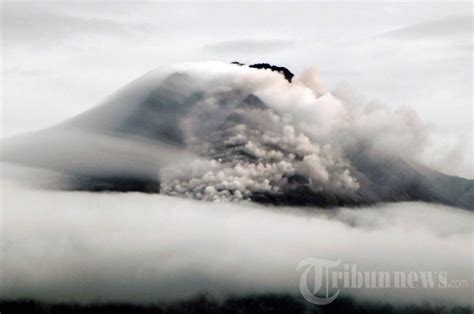 gunung merapi kembali meletus semburkan lava dan awan panas foto 2 1872970