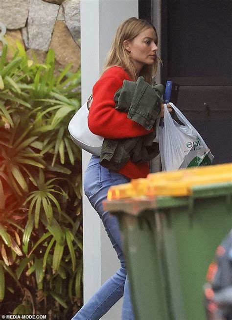 Margot Robbie Enjoys A Family Outing For Mother S Day In The Tweed Valley Ny Breaking News