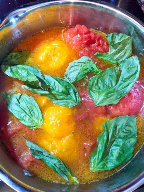 From meticulously tested recipes and objective equipment reviews to explainers and features about food science, food issues, and different cuisines all around the world, seriouseats.com offers readers everything they need to know to cook well and eat magnificently. How to make roasted heirloom tomato sauce - Joe Eats World