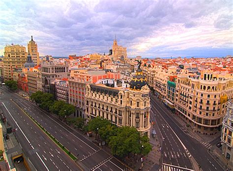 ˈrejno ð(e) esˈpaɲa]) ist ein staat auf der iberischen halbinsel im südwesten europas, mit den balearischen inseln im mittelmeer, den kanarischen inseln im atlantik und zwei exklaven in nordafrika. Gran Vía in Madrid, Sehenswürdigkeit in Spanien