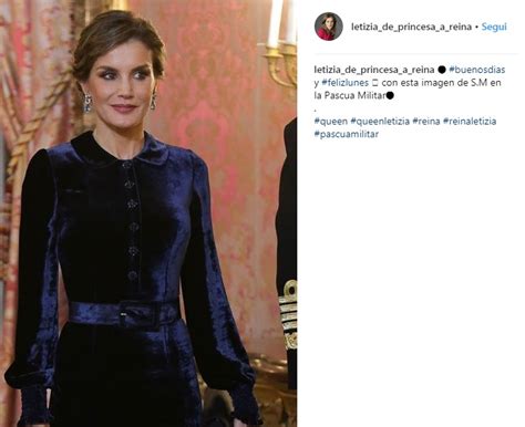 En general, y aunque apenas ha completado su primer curso en el centro de paredes rojizas de la zona alta de madrid, alonso guerrero se ha granjeado una muy buena opinión entre sus pupilos. FOTO Letizia Ortiz look, abito in velluto blu per la regina