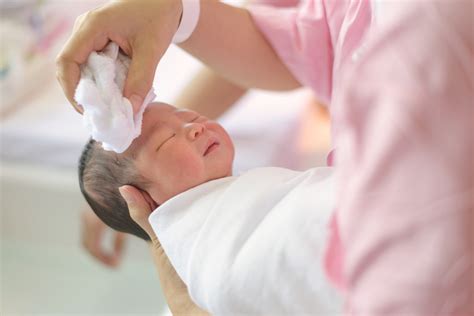 4 Hal Yang Harus Diperhatikan Ketika Memandikan Bayi Yang Baru Lahir
