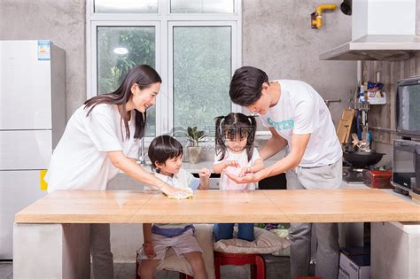 孩子学习帮助父母做家务擦桌子高清图片下载 正版图片500441021 摄图网