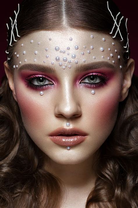 Pearl Makeup Το νέο Trend στο μακιγιάζ θέλει μαργαριτάρια στο πρόσωπο