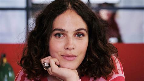 The Flatshares Jessica Brown Findlay On Playing Tiff In The Adaptation Of Beth Olearys Novel