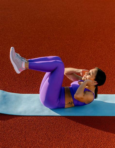 How To Do Reverse Crunches Including Benefits And Variations