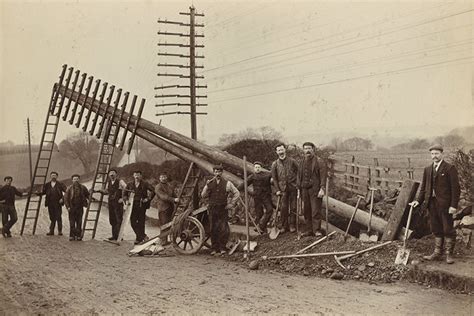 Engineering Gang Erecting A Telegraph Pole 1895 810x540 R