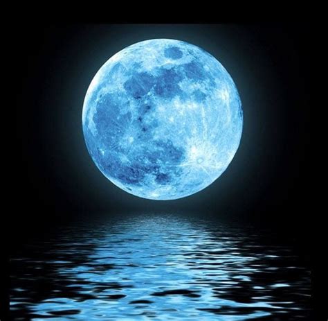 Full Blue Moon Big Moon Green Moon Moon Over Water Image Bleu Luna