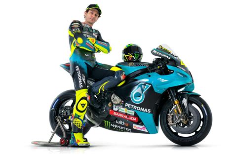 Valentino rossi is an italian professional motorcycle road racer and multiple time motogp world champion. Svelata la Yamaha Petronas di Valentino Rossi per il 2021